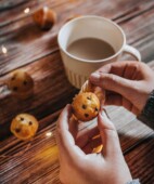 Mini-muffins en duo yaourt et chips de chocolat
